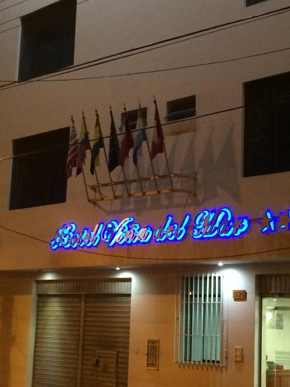 塔克纳比尼亚德尔马酒店的建筑一侧的标志,带有旗帜