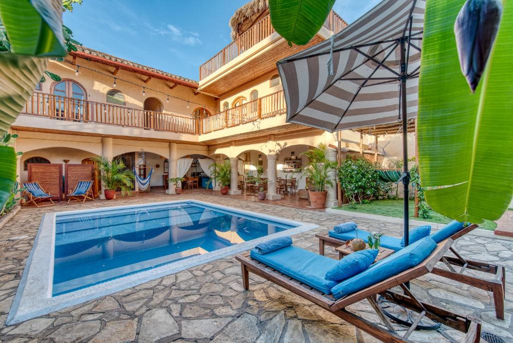 格拉纳达Boutique Hotel Secret Garden Granada的一座带游泳池和房子的庄园
