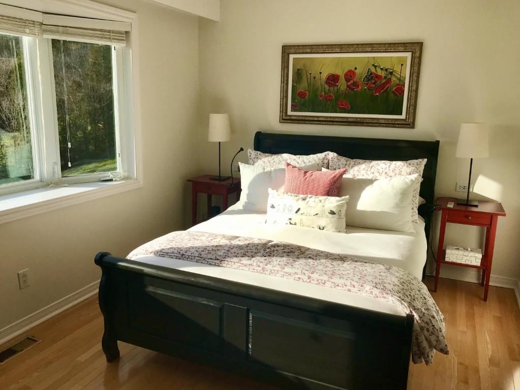 ChelseaAuberge Tom B&B的一间卧室配有带粉色和白色枕头的床