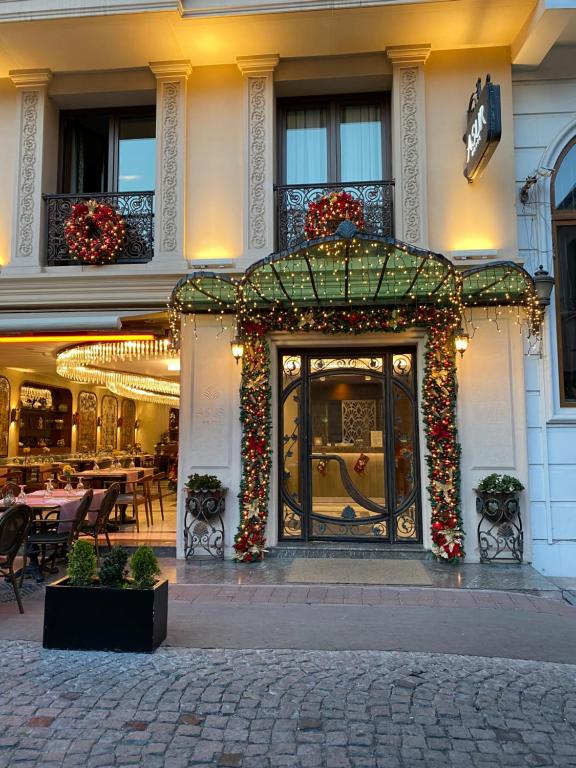 伊斯坦布尔阿苏尔酒店的大楼前方一家装饰有圣诞装饰的餐厅