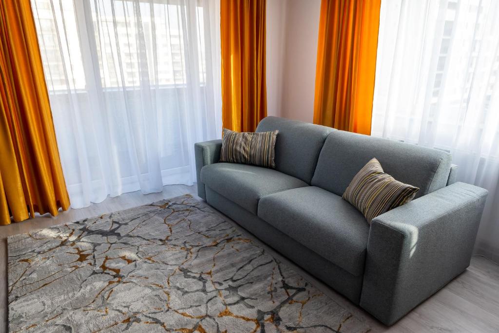 布拉索夫Apart B&V的带沙发和橙色窗帘的客厅