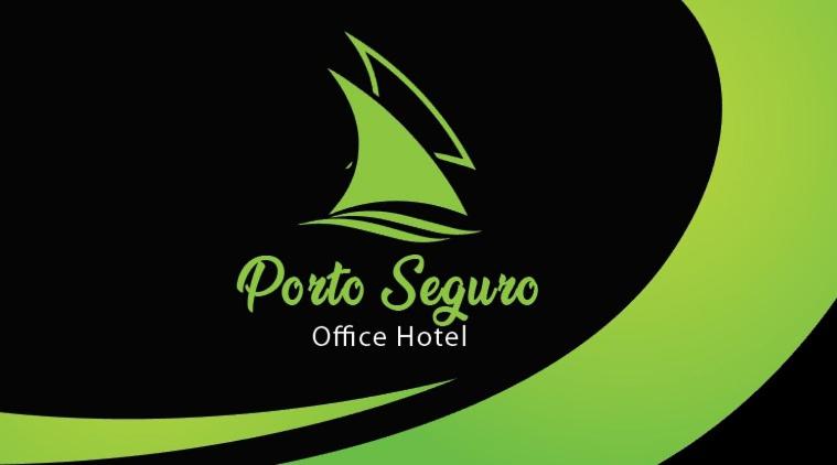 巴乌鲁Porto Seguro Office Hotel的带有帆船的绿色和黑色标志