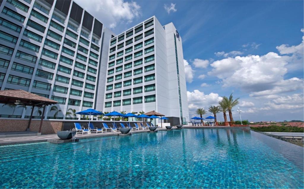 八打灵再也朱兰达马沙拉皇家酒店的大楼前设有游泳池的酒店