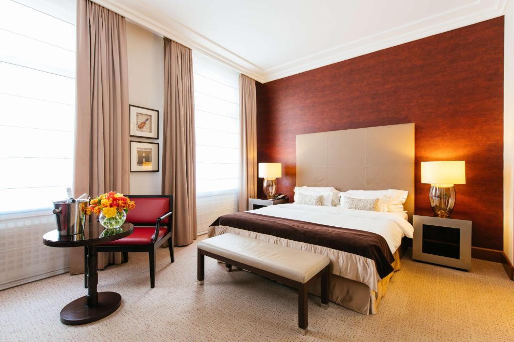 维也纳维也纳风格丽笙酒店的配有一张床和一把椅子的酒店客房