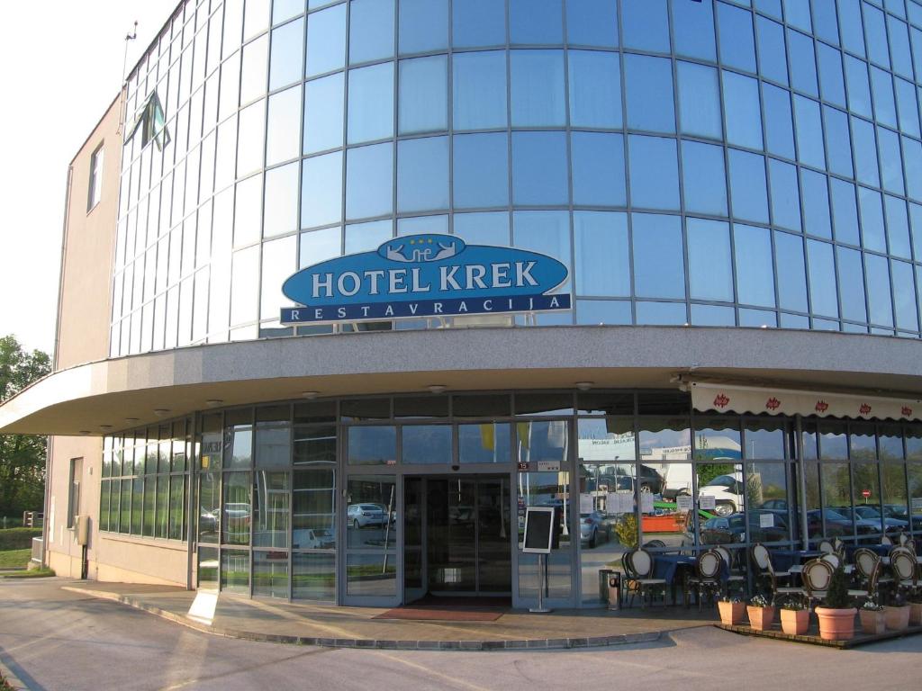 勒什Hotel Krek Superior的上面有标志的建筑
