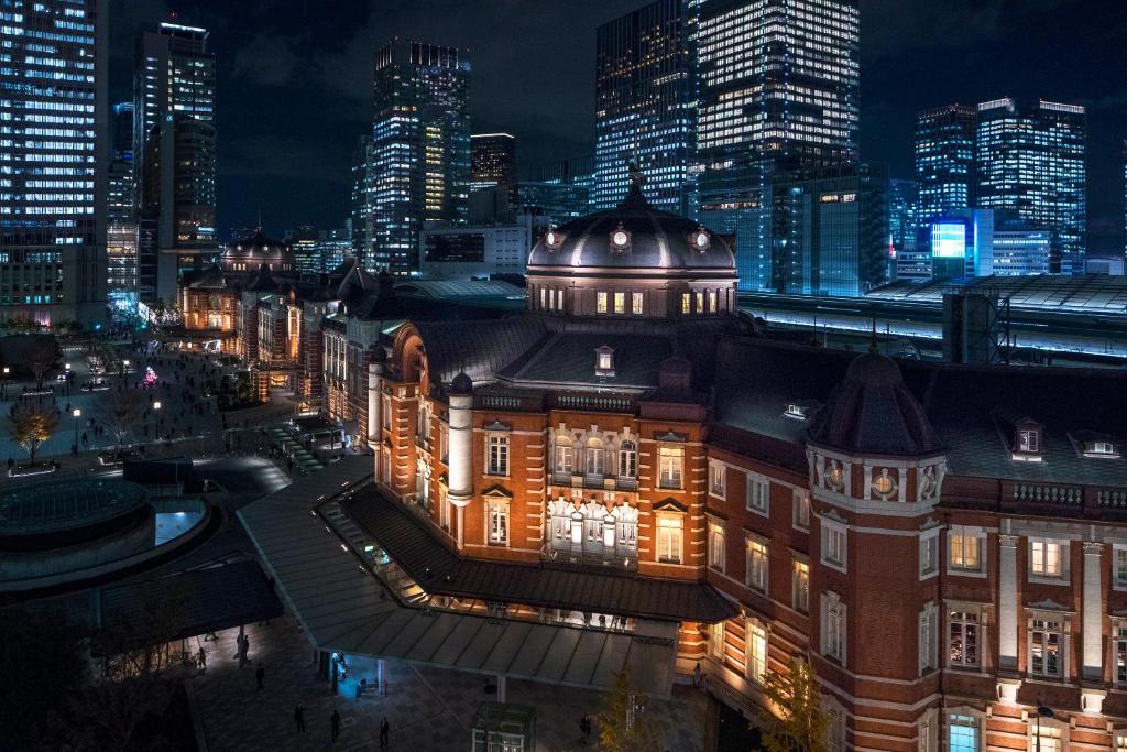 东京东京站酒店的城市的一座建筑,晚上有灯光