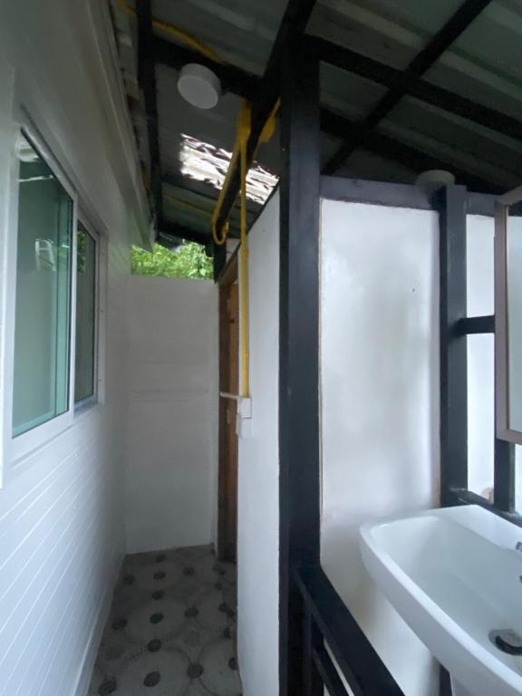 Ban Maiบ้านชายดอย Glamping ดอยแม่แจ๋ม cheason ,Muangpan, Lampang的一间带白色水槽和窗户的浴室