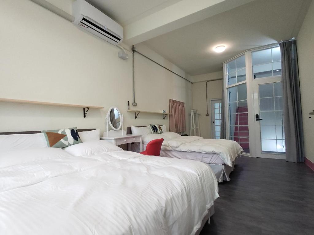 Zuozhen左町包栋民宿的酒店客房设有两张床和窗户。