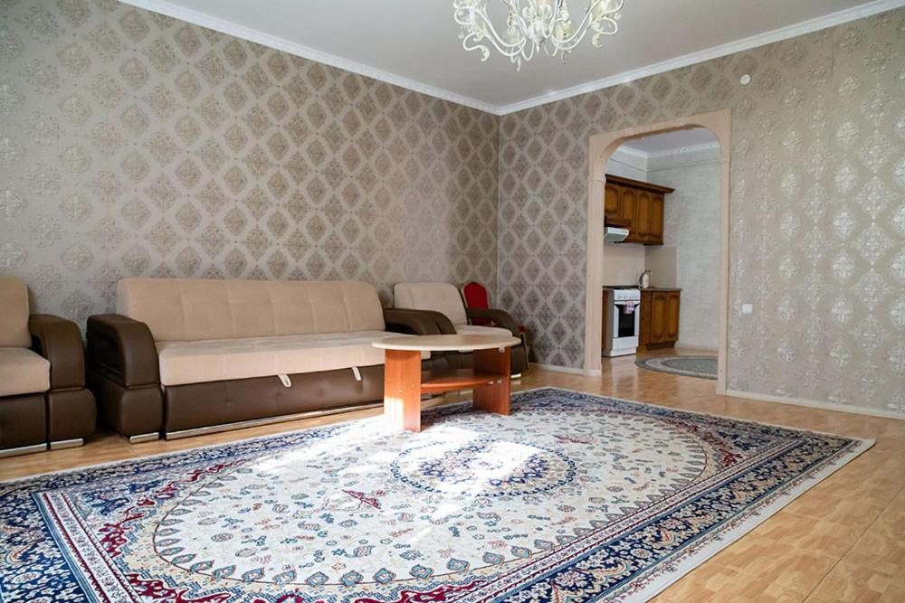 阿克托比Gostinitsa "Sultan"的带沙发和地毯的客厅