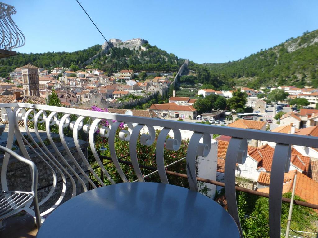 赫瓦尔Guesthouse Bracanović的市景阳台桌子