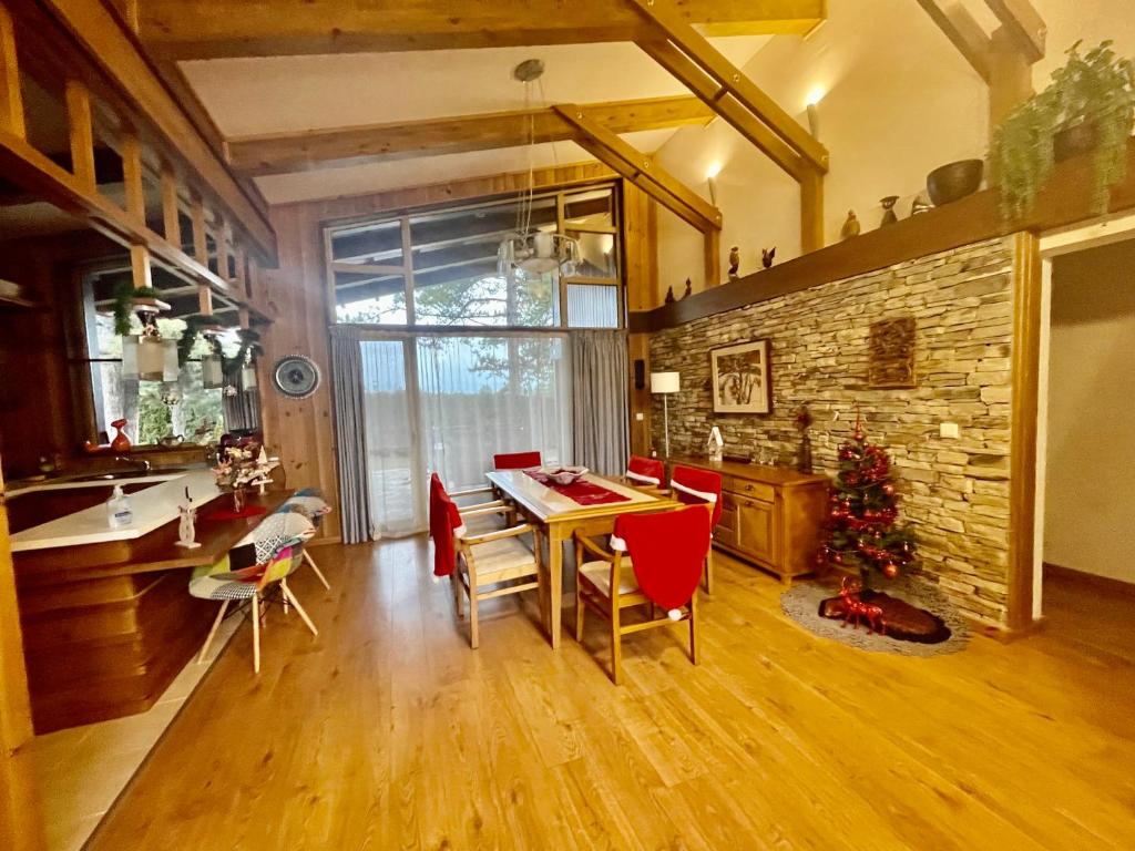 班斯科Pirin Golf Villa Emila的厨房以及带桌子和红色椅子的用餐室。