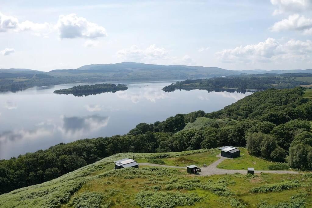 Loch AweOdhrán Lodge, St Conan's Escape: Home with a view的享有湖泊美景,设有2间小屋,位于山上