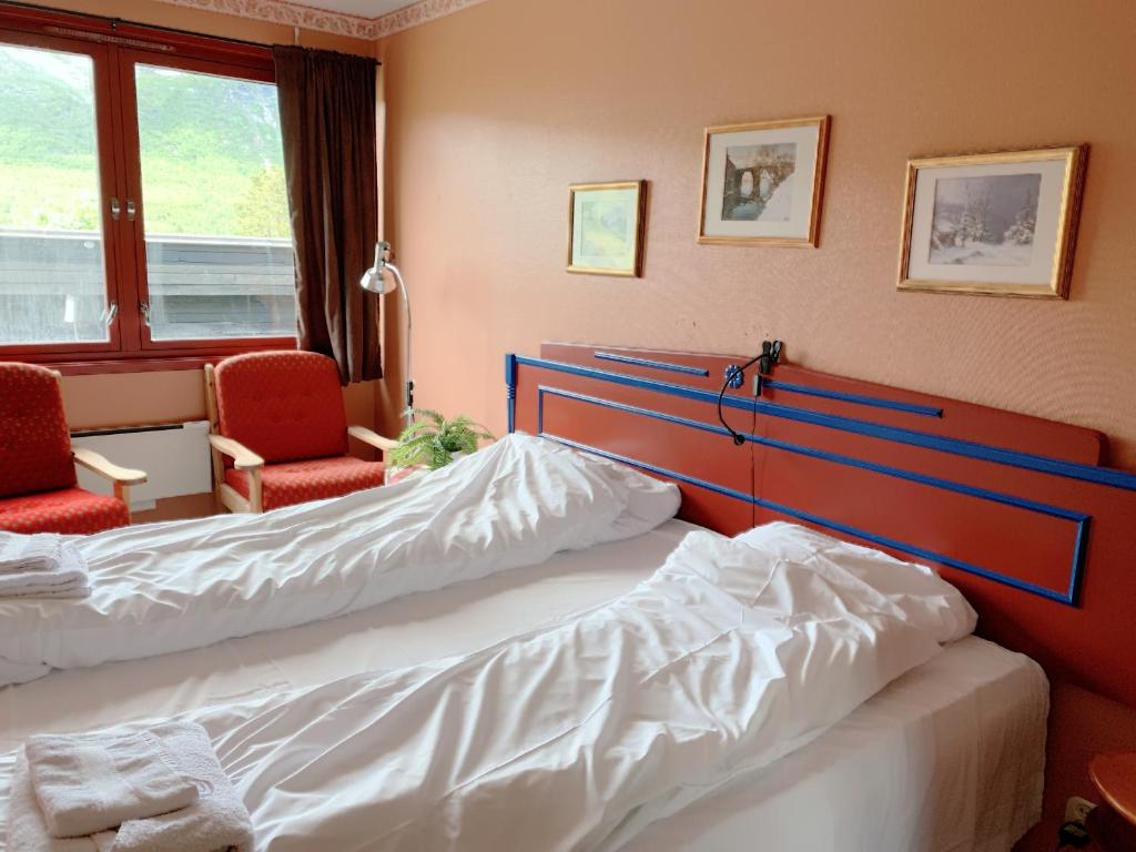 HovetHallingskarvet Fjellstue as的酒店客房,配有两张床和两把椅子