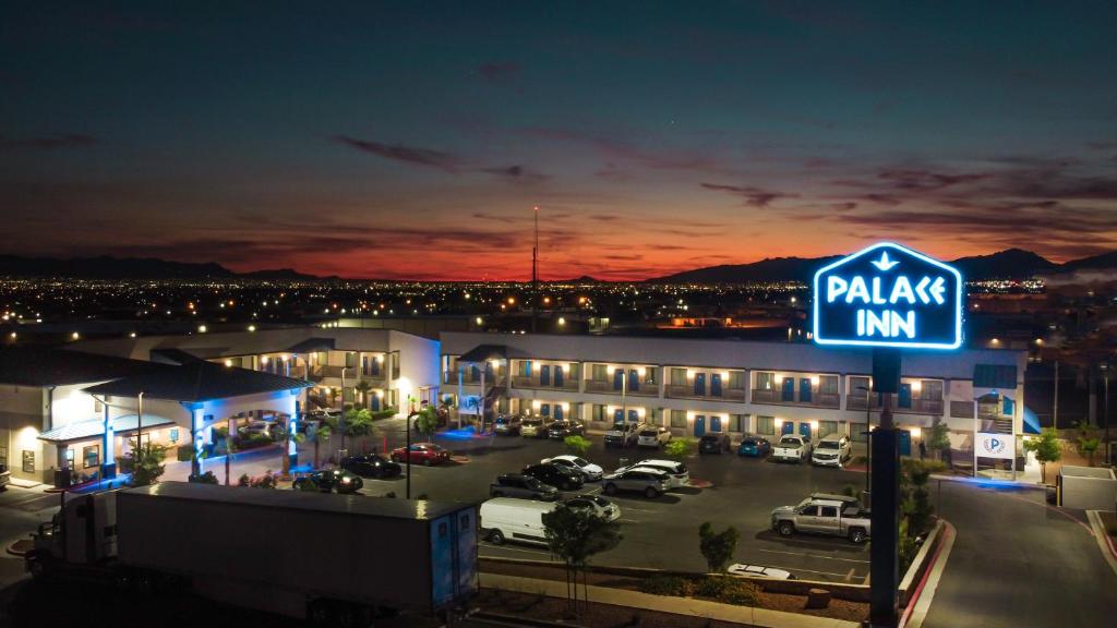 埃尔帕索Palace Inn El Paso的停车场前的pajax旅馆标志