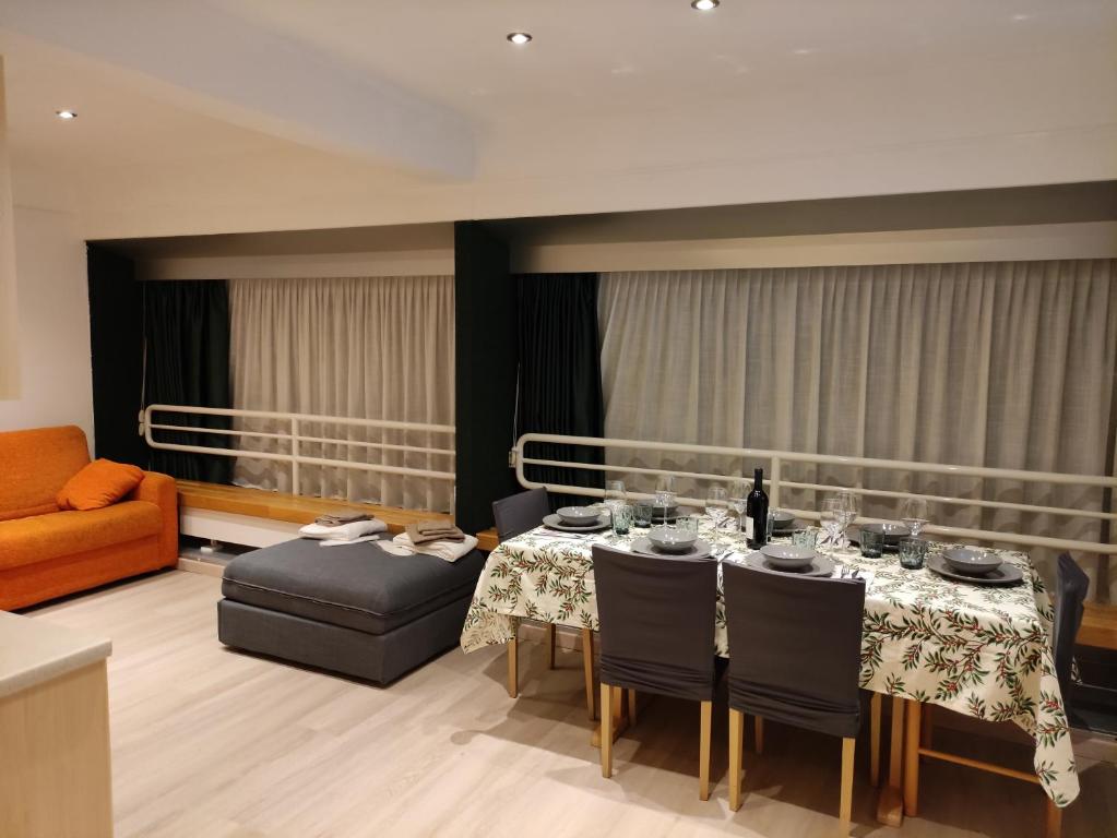 马里尔伊瓦Doss della Pesa Apartment - CIPAT 22114的一间带桌子和沙发的用餐室