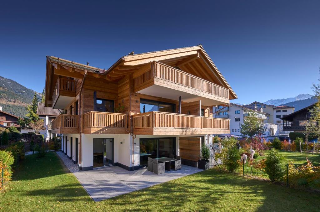 加尔米施-帕滕基兴Chalet Alpenspirit的带阳台和庭院的木屋