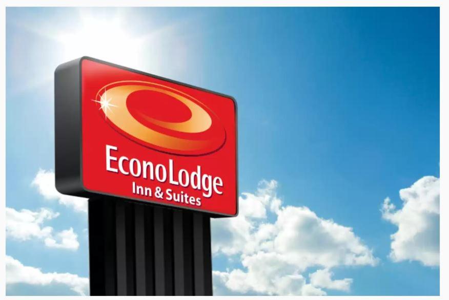 阿尔特斯Econo Lodge Inn & Suites的红白标志,用于装有防腐蚀信封的汽车和飞机