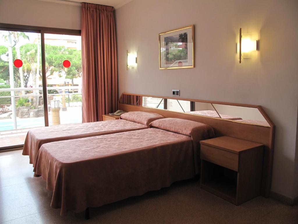 马尔格莱特德玛瑞玛酒店的酒店客房设有两张床和窗户。