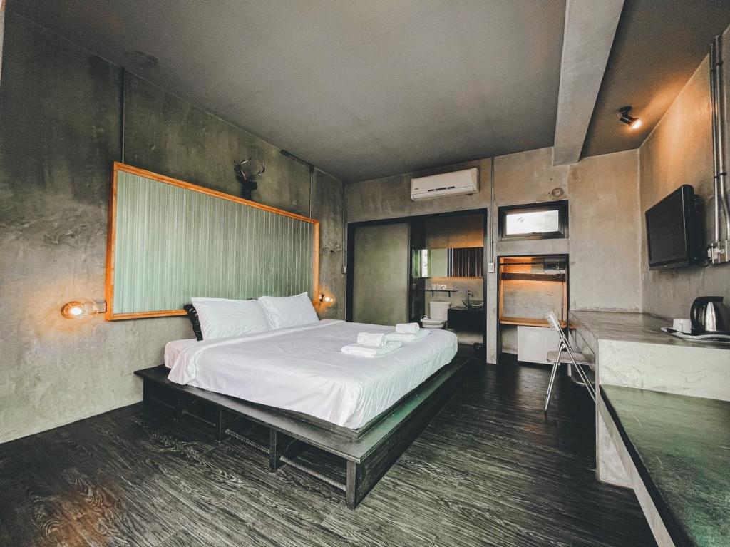 清迈BED STOP Hotel Chiangmai的一间卧室,卧室内配有一张大床