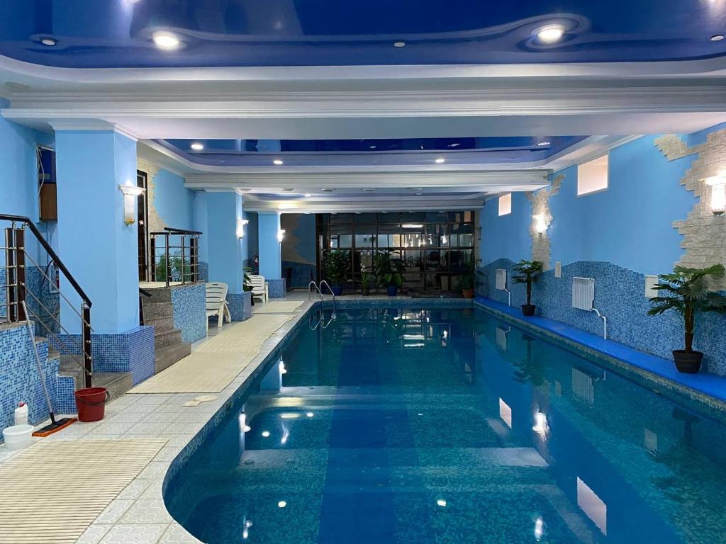 乌斯季卡缅诺戈尔斯克Deluxe SPA-Hotel的拥有蓝色墙壁的酒店游泳池