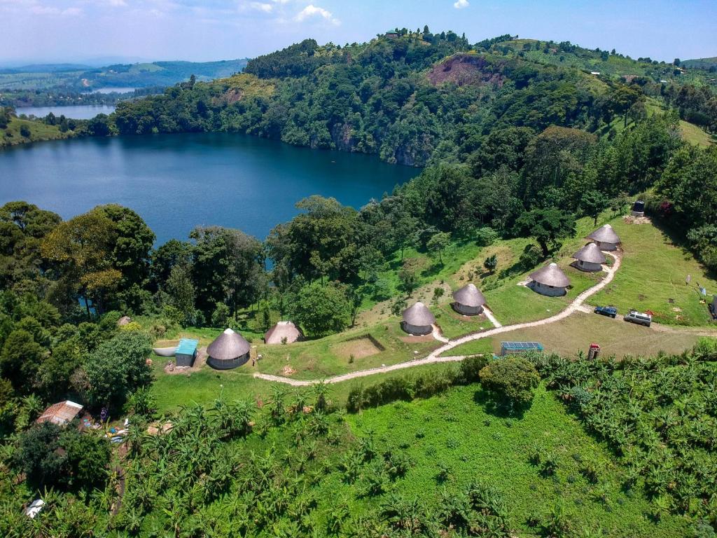 波特尔堡Lake Nyamirima cottages的享有村庄和湖泊的空中景致