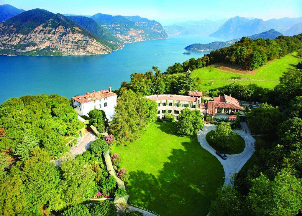 伊塞奥瑞雷斯杜尔罗科利酒店的享有湖畔山丘上房屋的空中景致