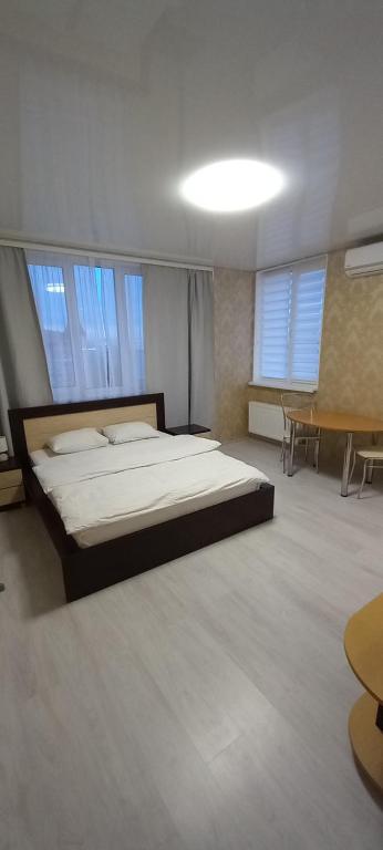 维什涅韦Квартал Авиа的一间卧室设有一张大床和两个窗户。