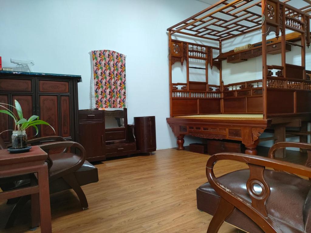 Beidou北斗合法古厝民宿的客房设有床、书桌和钢琴