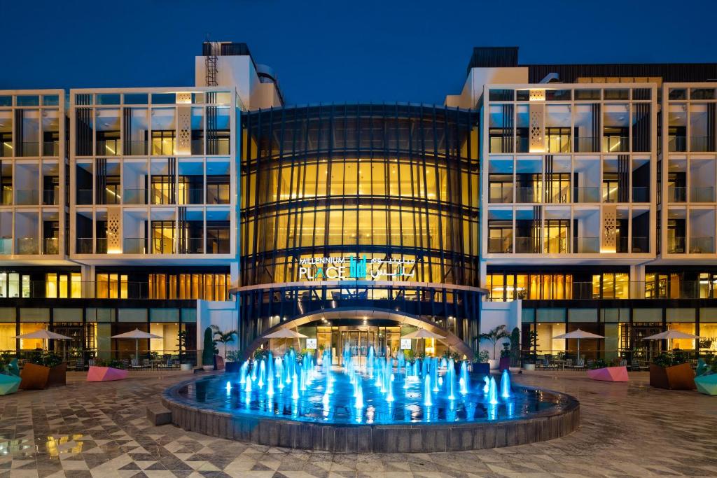 迪拜Millennium Place Mirdif Apartments的一座建筑前面有喷泉