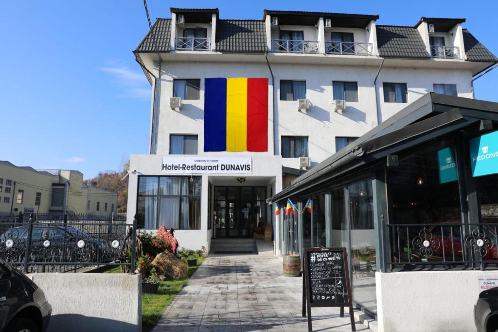 奥尔绍瓦Hotel Dunavis的前面有旗帜的建筑