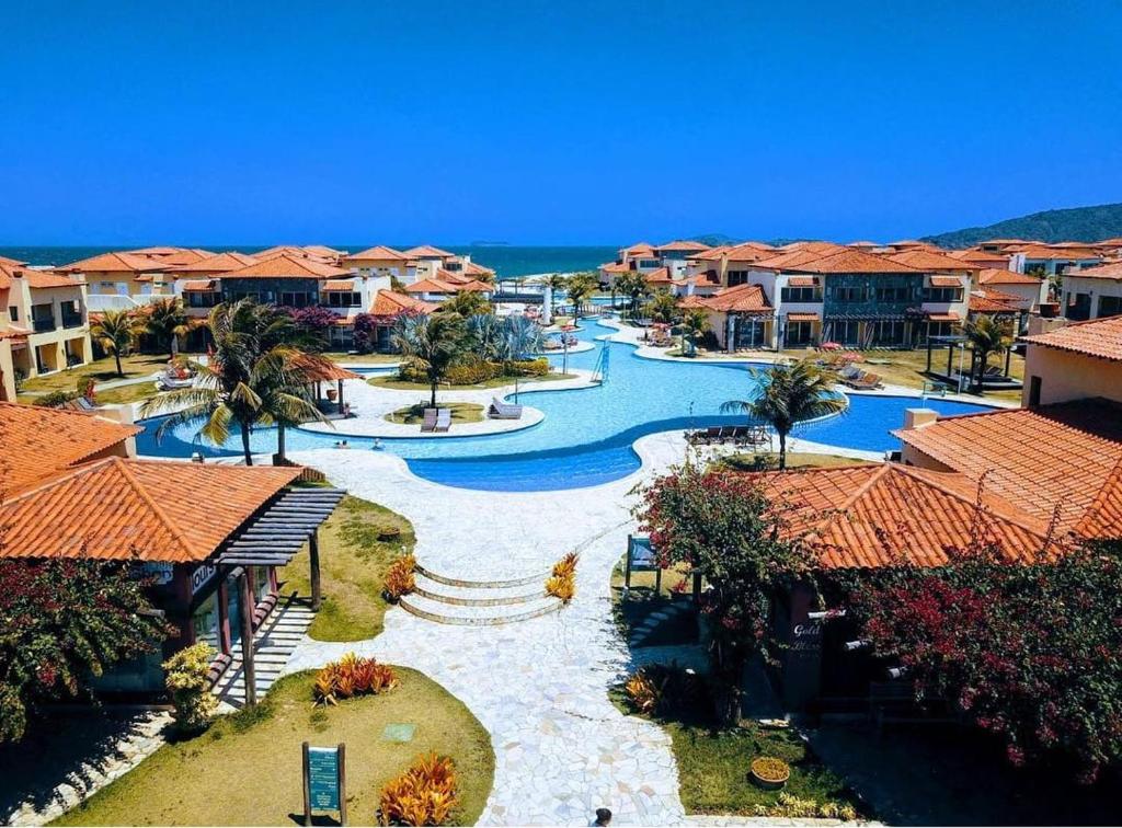 布希奥斯Buzios Beach Resort Apartamento Luxo Home Premium的享有带水上公园的度假村的空中景致