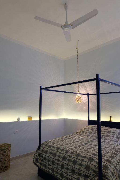 卢克索NEW Luxury Villa, BEST mountain views! near Temples的一间卧室配有一张床和吊扇
