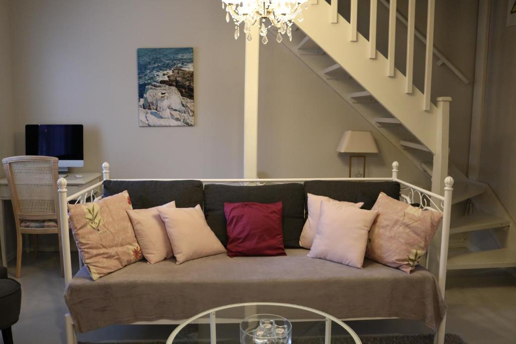 纳坦利Villa Hattu的客厅配有带色彩缤纷枕头的沙发