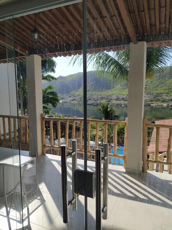 皮拉尼亚斯Casa Temporada Waldemar Damasceno - Beira Rio com piscina的从房子的阳台上可欣赏到水景