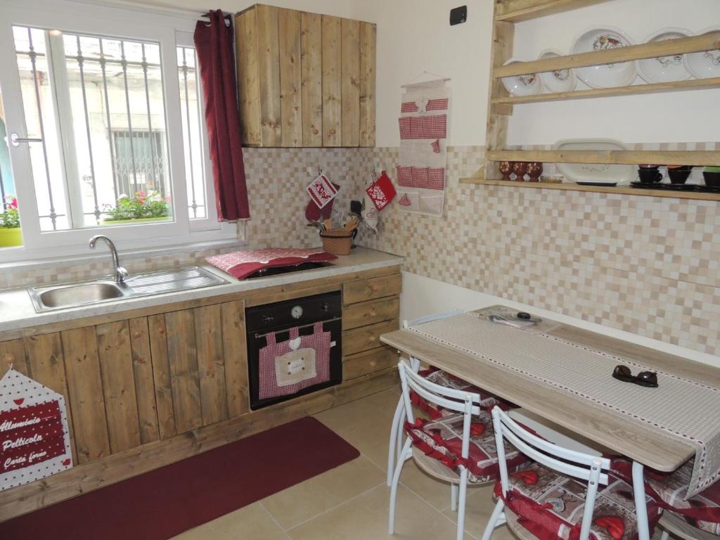 特雷比萨切Casa Vacanze “Playa”的厨房配有水槽和台面