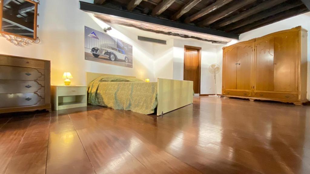 巴勒莫Casa Monviso Le fuoriserie的一间卧室配有一张床,铺有木地板