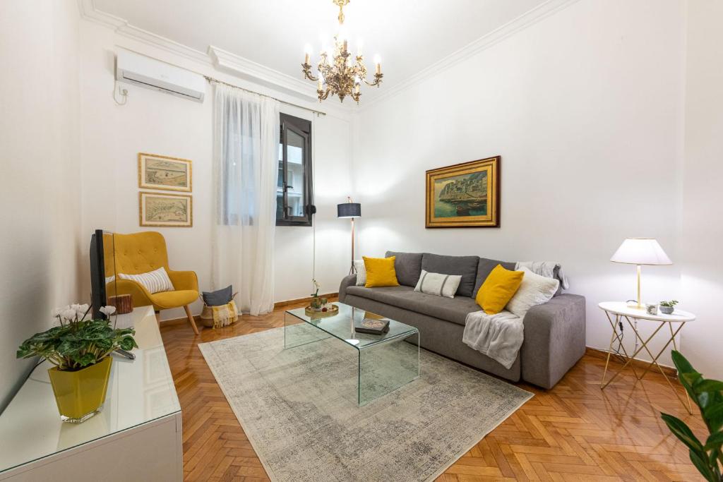 雅典Nadia’s Boutique Apartment, Athens的客厅配有沙发和桌子