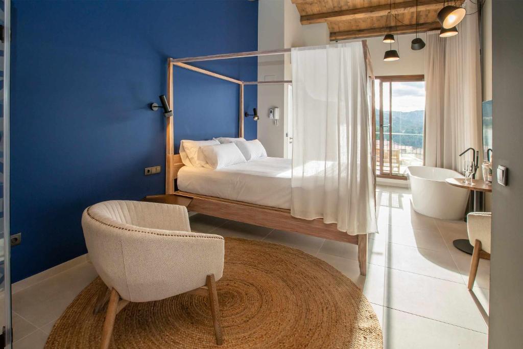 贝塞特Mochoruralhome ulldemo suite的一间卧室配有一张床、一个浴缸和一个水槽