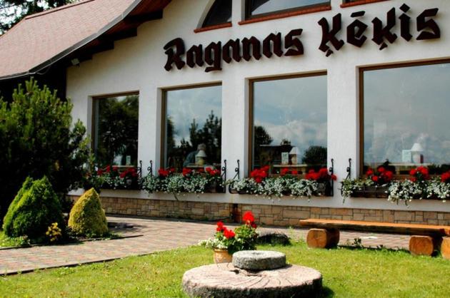 RaganaRaganas Ķēķis Hotel的一间位于餐厅前面的安尼亚水壶餐厅,前面设有长凳