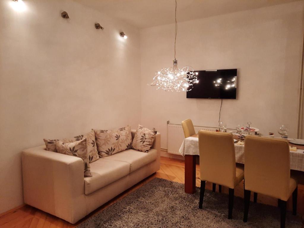比耶利纳Stan na dan Bijeljina Tijana的客厅配有沙发和桌子