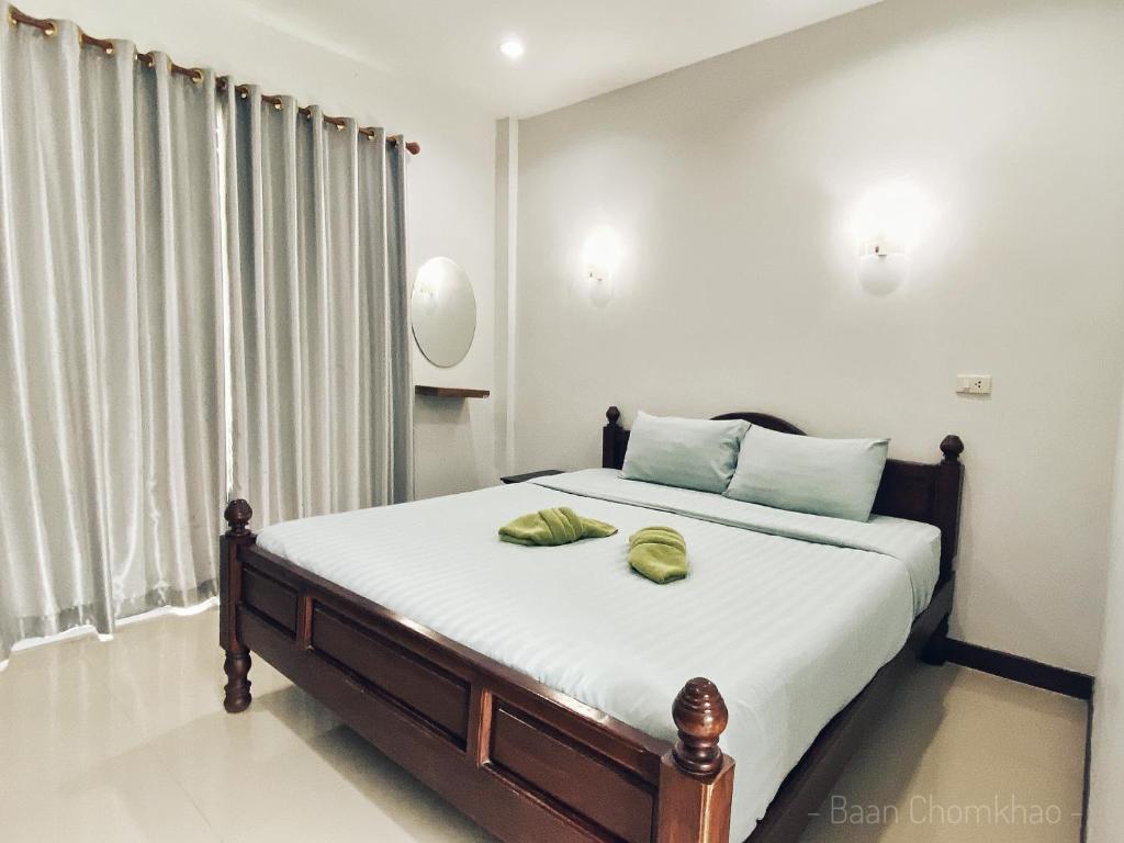 北冲บ้านชมเขา - Baan Chom Khao的一间卧室配有一张床,上面有两条毛巾