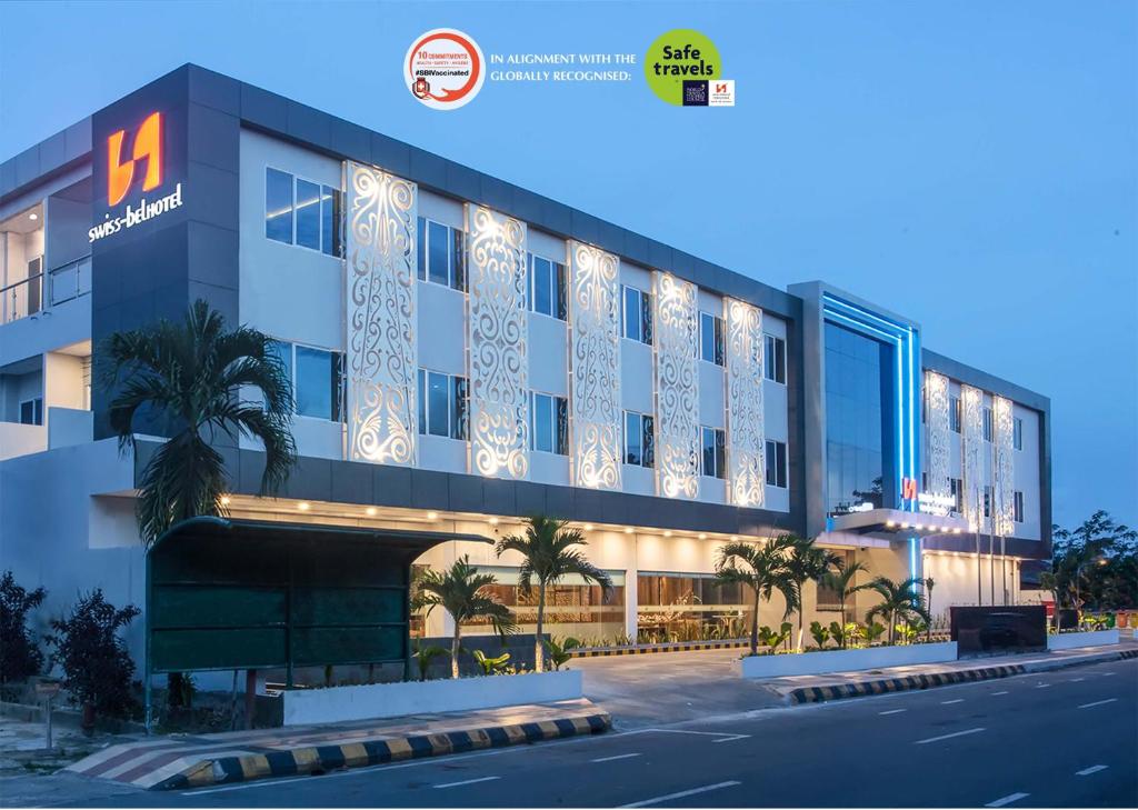 FandoiSwiss-Belhotel Cendrawasih, Biak的街道上建筑物的 ⁇ 染