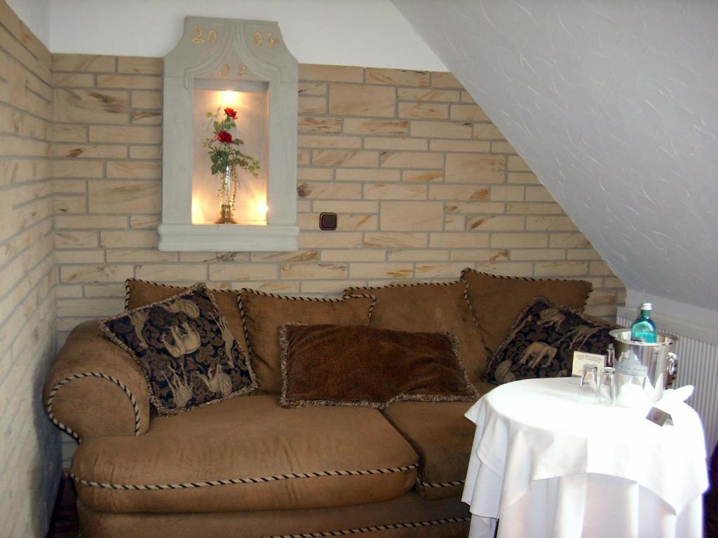 PostersteinElegant-Hotel "Zur Burg"的客厅配有沙发和桌子