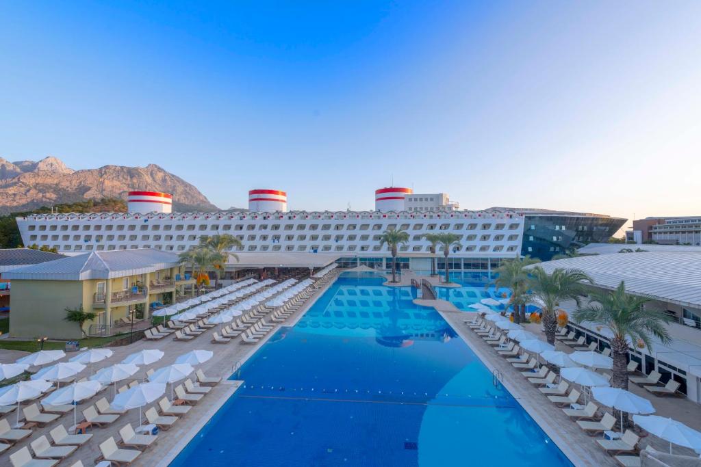 凯麦尔Transatlantik Hotel & Spa的酒店拥有游泳池和躺椅
