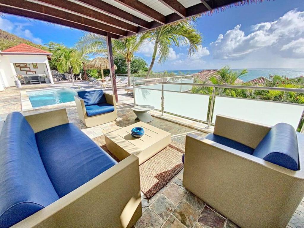 Cul de SacVilla Zen, luxury and confort, private pool and sea view的带沙发和游泳池的客厅