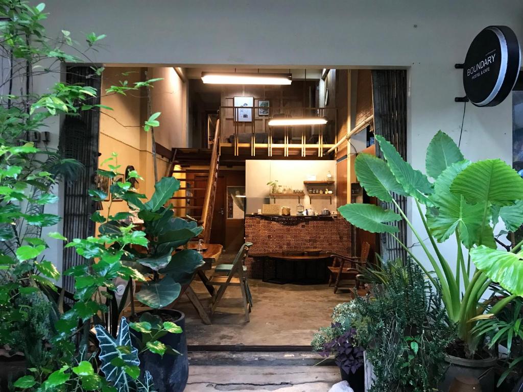 素叻Boundary Hostel and Cafe的充满植物的房间