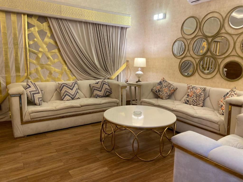拉合尔Burj Al Bahria Town Luxury Suites的客厅配有两张沙发和一张桌子