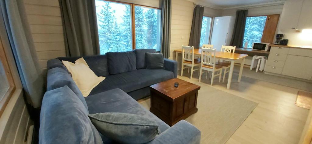 伊瓦洛Hillside Cottage的客厅配有蓝色的沙发和桌子