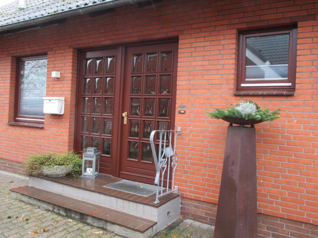 PrinzenmoorFerienhaus Biernat的砖屋,前有门和长凳