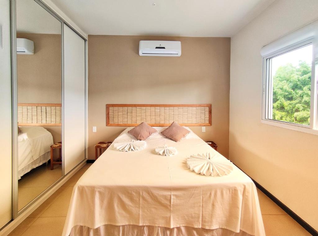 迪亚曼蒂纳Pousada Villa Magna - Casa 4的一间卧室配有一张床和一面大镜子